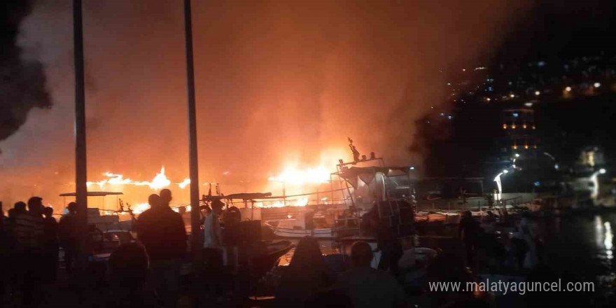 Restoran alev alev yandı, geriye iskeleti kaldı