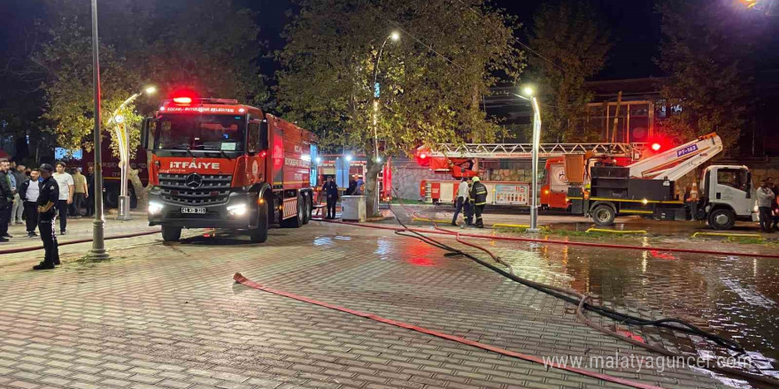 Restoran alev alev yandı, geriye iskeleti kaldı