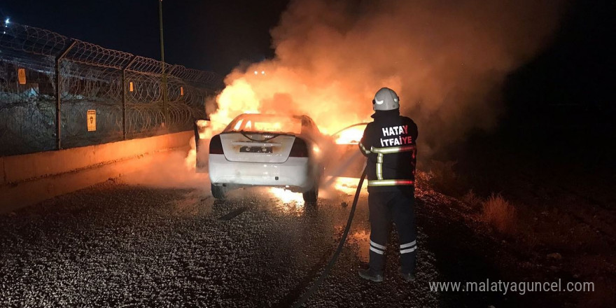 Reyhanlı’da çıkan yangında otomobilde maddi hasar oluştu