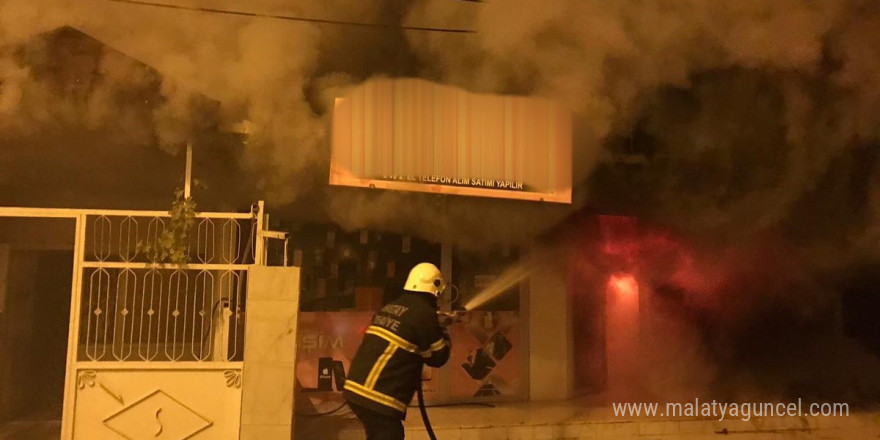 Reyhanlı’da iş yeri alevlere teslim oldu