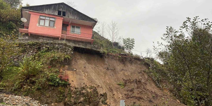 Rize’de heyelan nedeniyle 2 katlı evde yıkılma tehlikesi oluştu