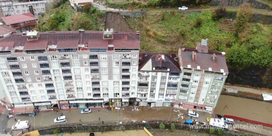 Rize’de heyelan nedeniyle tahliye edilen apartman sakinlerinin bekleyişi sürüyor