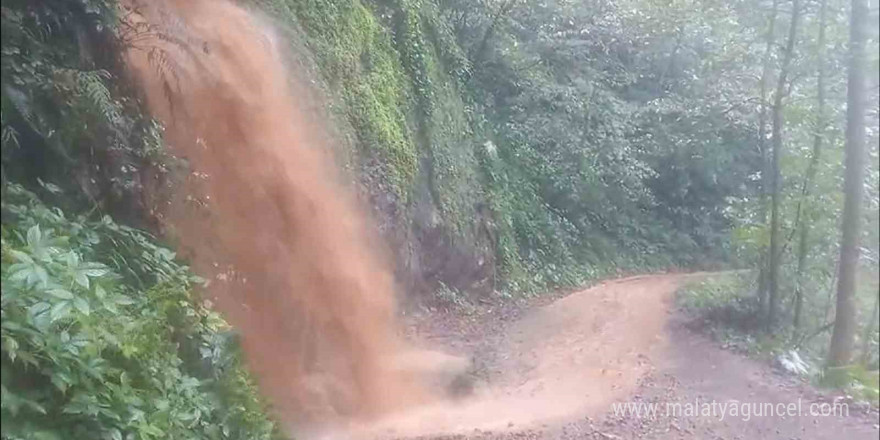 Rize’de heyelanda taş duvarın yıkıldığı anlar kamerada