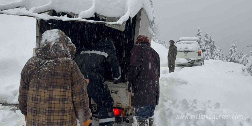 Rize’de kar nedeniyle yaylalarda mahsur kalan yaylacılar hayvanları ile birlikte kurtarıldı