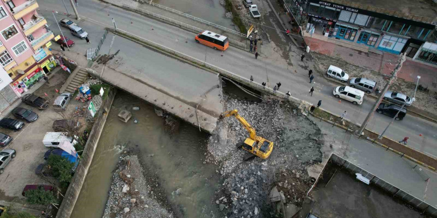 Rize’de şiddetli yağışlarda taşkınlara sebep olan köprüler yıkılıyor