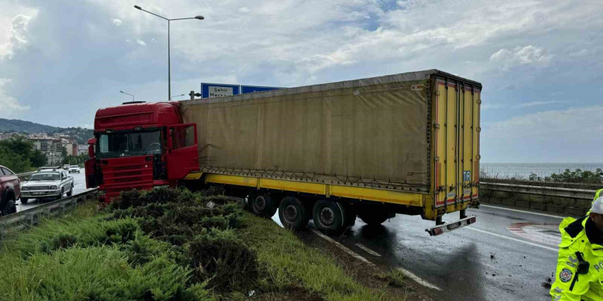 Rize’de tır orta refüje çıktı: 1 yaralı