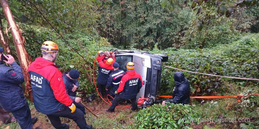 Rize’de uçuruma yuvarlanan araç askıda kaldı, sürücüyü ekipler kurtardı