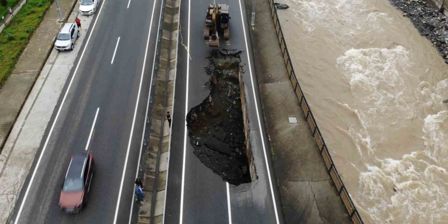 Rize’de yağışlar nedeniyle çöken yolda çalışma başlatıldı