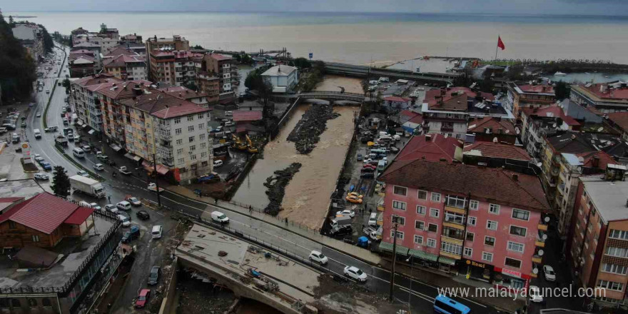 Rize’de yoğun yağışın ardından derelerin getirdiği çamur denizin rengini değiştirdi