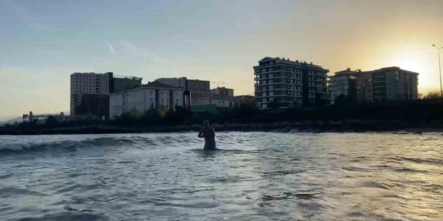 Rizeli havaların soğumasına aldırmadan Kasım ayında denize girdi