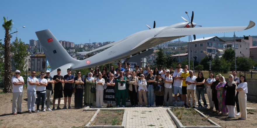 Rumen öğrencilerden Canik’te Akıncı TİHA pozu