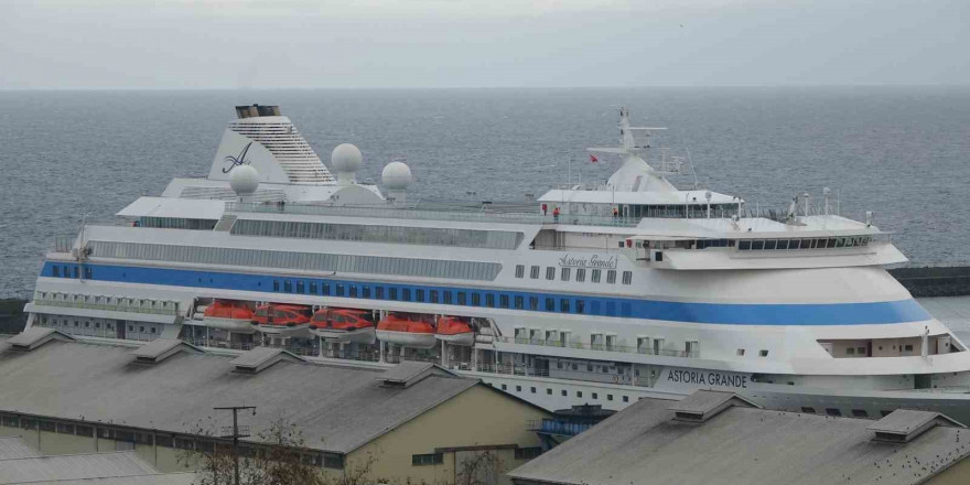 Rus turistleri taşıyan kruvaziyer gemisi Trabzon Limanı’na demirledi