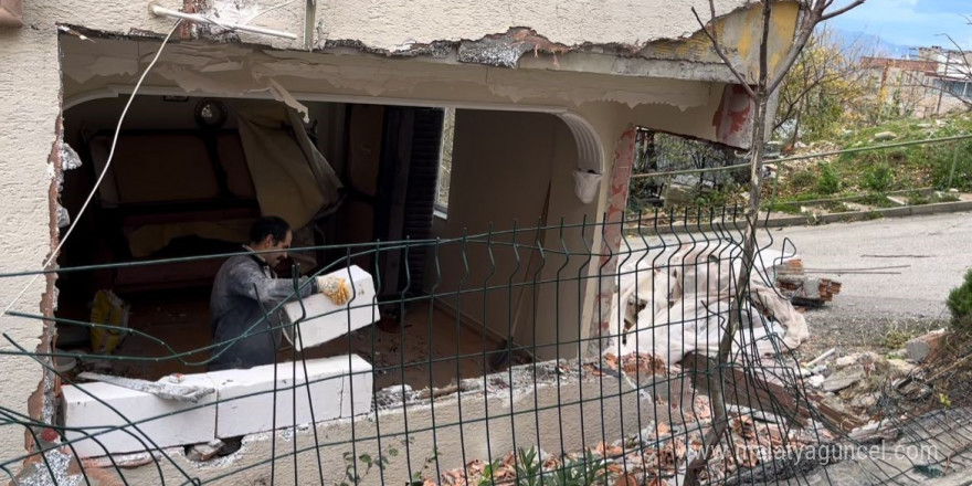 Rüzgar vurdu, yokuş aşağı kaçan kamyon evin salonuna girdi