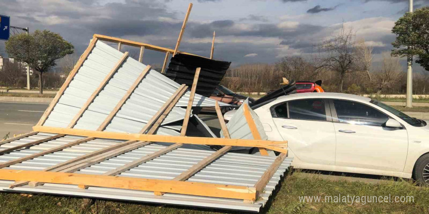 Rüzgarın uçurduğu çatı, park halindeki aracın üzerine düştü