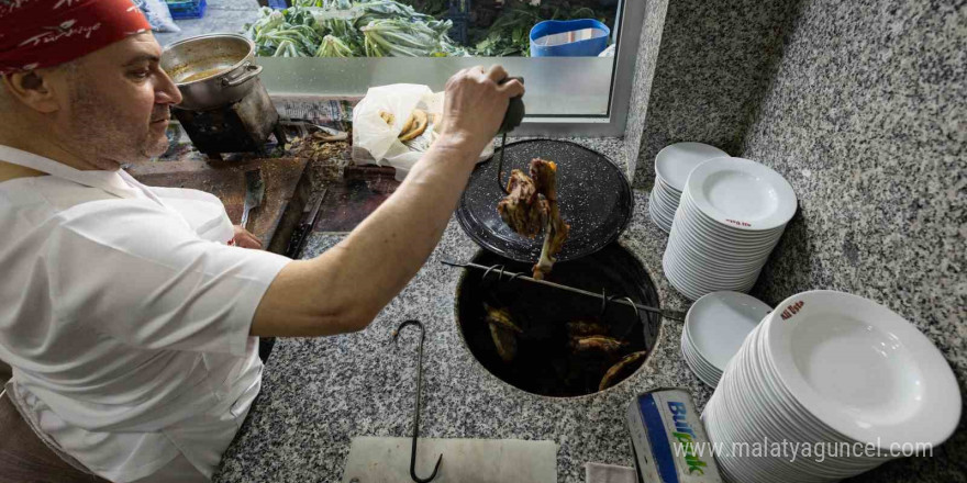 Sadece Güney Doğu’da değil İzmir’in o ilçesi de güne kebapla başlıyor