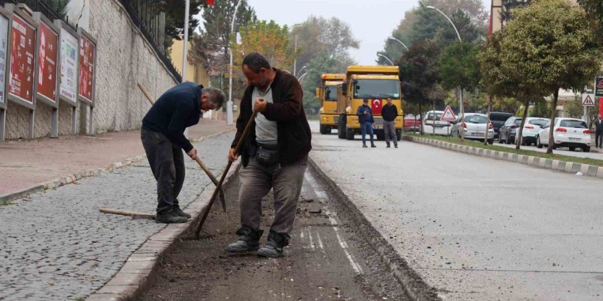 Safranbolu’da Sadri Artunç Caddesi’nde asfalt yenileme çalışmaları başladı