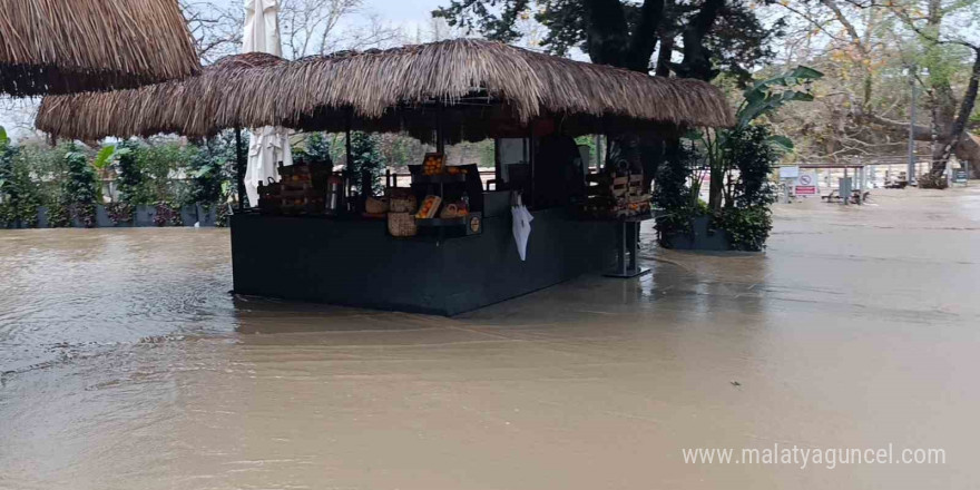 Sağanak, dolu ve fırtına Manavgat’ta hayatı adeta felç etti