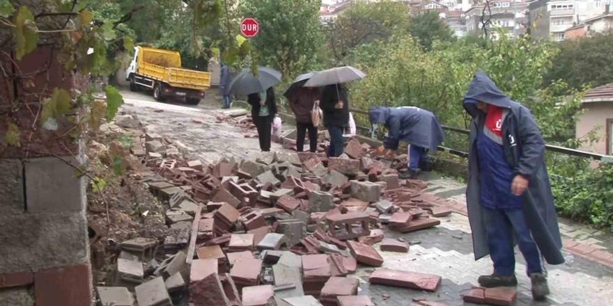 Sağanak yağış nedeniyle Üsküdar’da bahçe duvarı çöktü