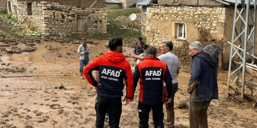 Sağanak yağış Tercan’da sel, su baskınlarına neden oldu