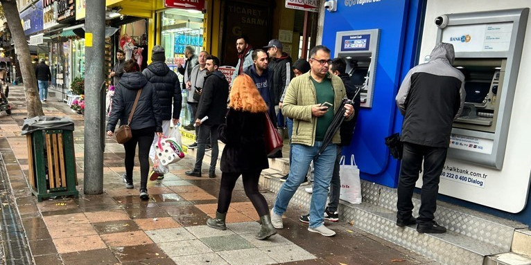 Sağanak yağmurdan korunmak isteyen vatandaşlar saklanacak yer aradı