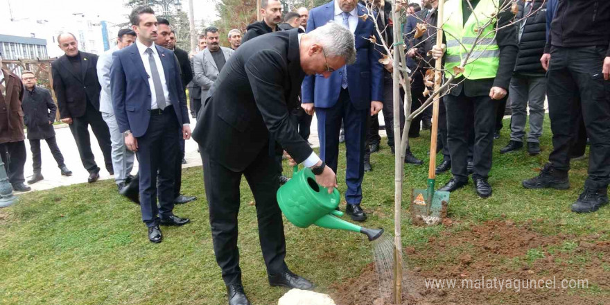 Sağlık Bakanı Prof. Dr. Kemal Memişoğlu, Bilecik’te fidan dikti