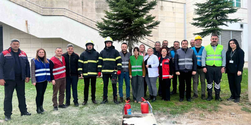 Sağlık çalışanlarına yangın tatbikatıyla can güvenliği eğitimi verildi