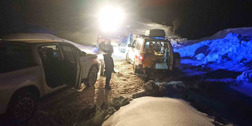 Sağlık ekipleri kar nedeniyle 6 saatlik çalışma sonrası hastaya ulaştı