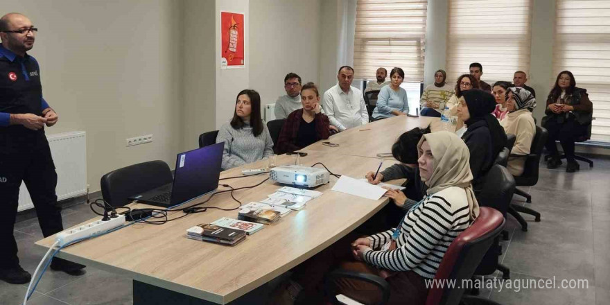 Sağlık personeline KBRN eğitimi ve afet müdahale semineri düzenlendi