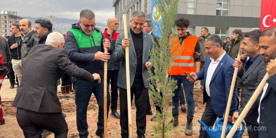 Sağlıkçılar Şırnak’ta 400 fidanı toprakla buluşturdu