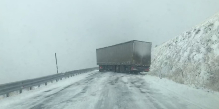 Sahara Geçidi’nde ulaşıma kar engeli