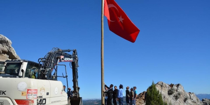 Saimbeyli kurtuluş etkinliklerine bayrak dikerek başladı