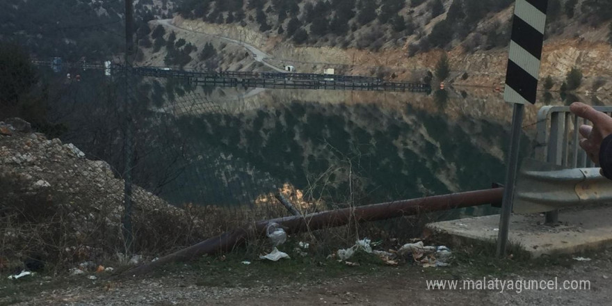 Saimbeyli’de baraja düşen otomobilin sürücüsü kayboldu