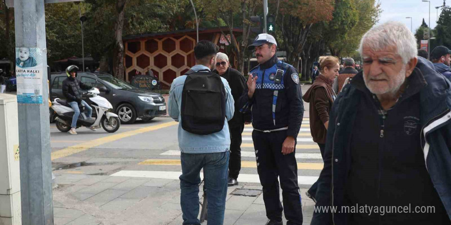 Sakarya Büyükşehir Belediyesi Zabıta ekiplerinden bisiklet sürücülerine uyarı