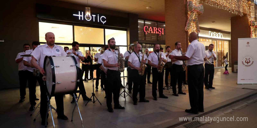 Sakarya Büyükşehir’in orkestrası neşeyi bu kez Serdivan’a taşıdı