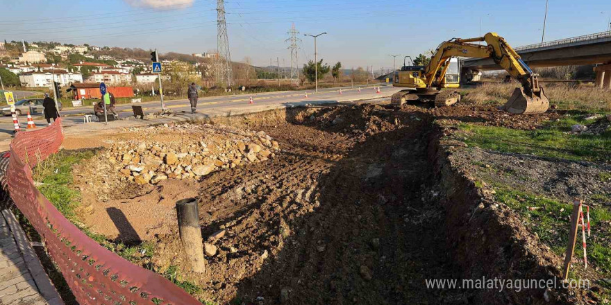 Sakarya’da 1 milyar TL’lik metrobüs hattı için ilk kazma vuruldu