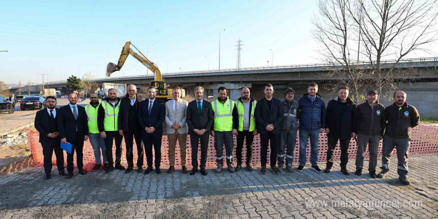 Sakarya’da 1 milyar TL’lik metrobüs hattı için ilk kazma vuruldu