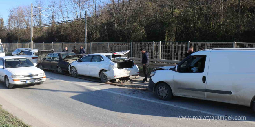 Sakarya’da 4 araçlı zincirleme kaza: Uzun araç kuyrukları oluştu