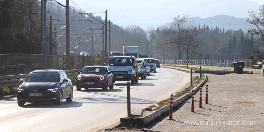 Sakarya’da 4 araçlı zincirleme kaza: Uzun araç kuyrukları oluştu