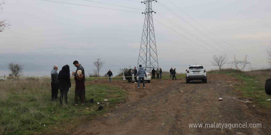 Sakarya’da boş arazide başından vurulmuş erkek cesedi bulundu