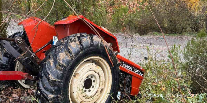 Sakarya’da ehliyetsiz sürücünün kontrolünden çıkan traktör devrildi: 1 ölü, 3 yaralı