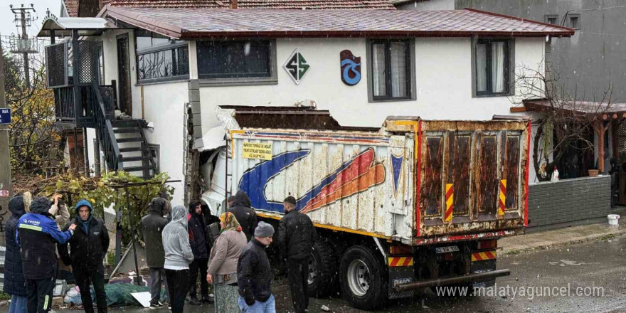 Sakarya’da faciadan dönüldü: Kamyon eve girdi