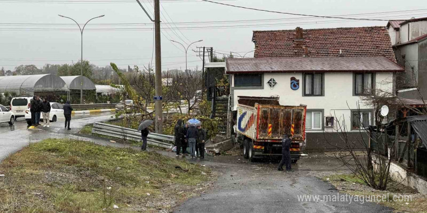 Sakarya’da faciadan dönüldü: Kamyon eve girdi