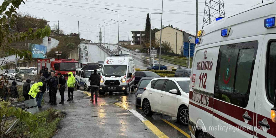 Sakarya’da faciadan dönüldü: Kamyon eve girdi