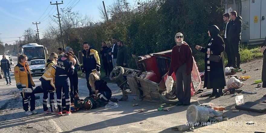 Sakarya’da feci kaza: Baba olay yerinde hayatını kaybetti, oğlu ağır yaralandı