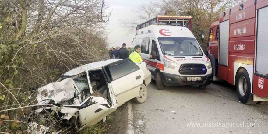 Sakarya’da feci kaza: Otomobil hurdaya döndü, anne ve oğlu hayatını kaybetti