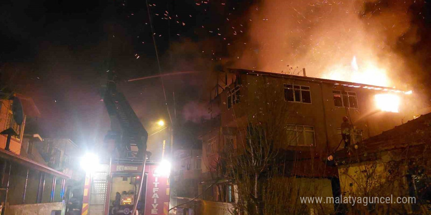 Sakarya’da geceyi aydınlatan yangın: Mahalleli sokağa döküldü