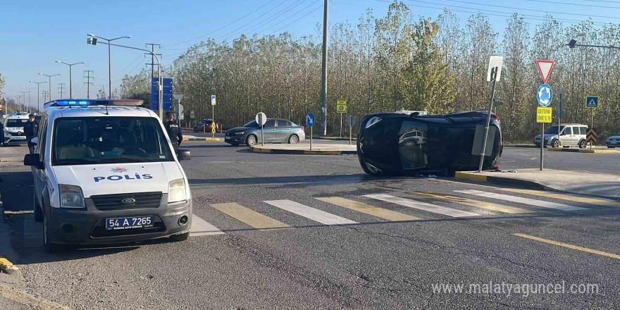 Sakarya’da hafif ticari araçla çarpışan otomobil devrildi: 1 yaralı