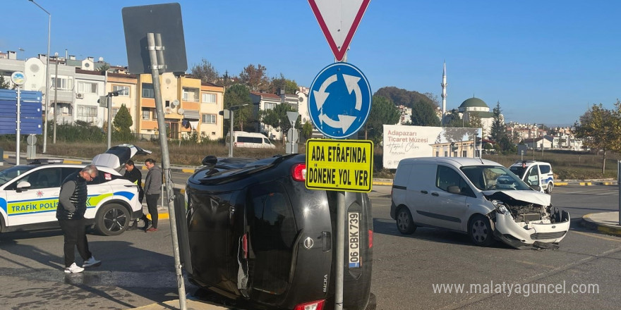 Sakarya’da hafif ticari araçla çarpışan otomobil devrildi: 1 yaralı