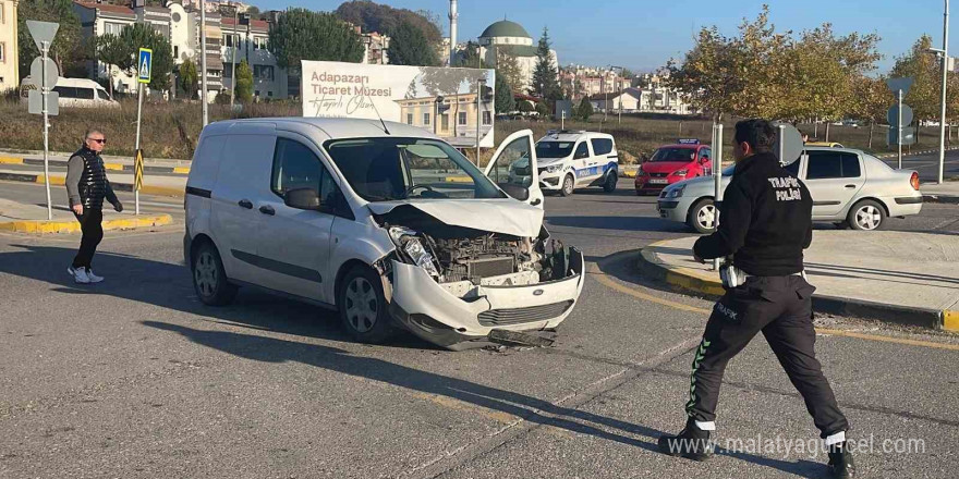 Sakarya’da hafif ticari araçla çarpışan otomobil devrildi: 1 yaralı