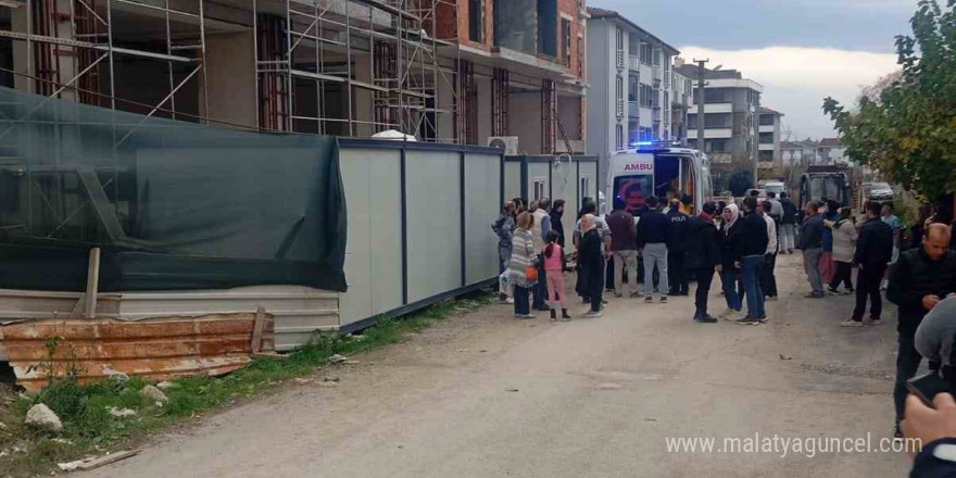 Sakarya’da inşaat iskelesinden düşen işçi ağır yaralandı